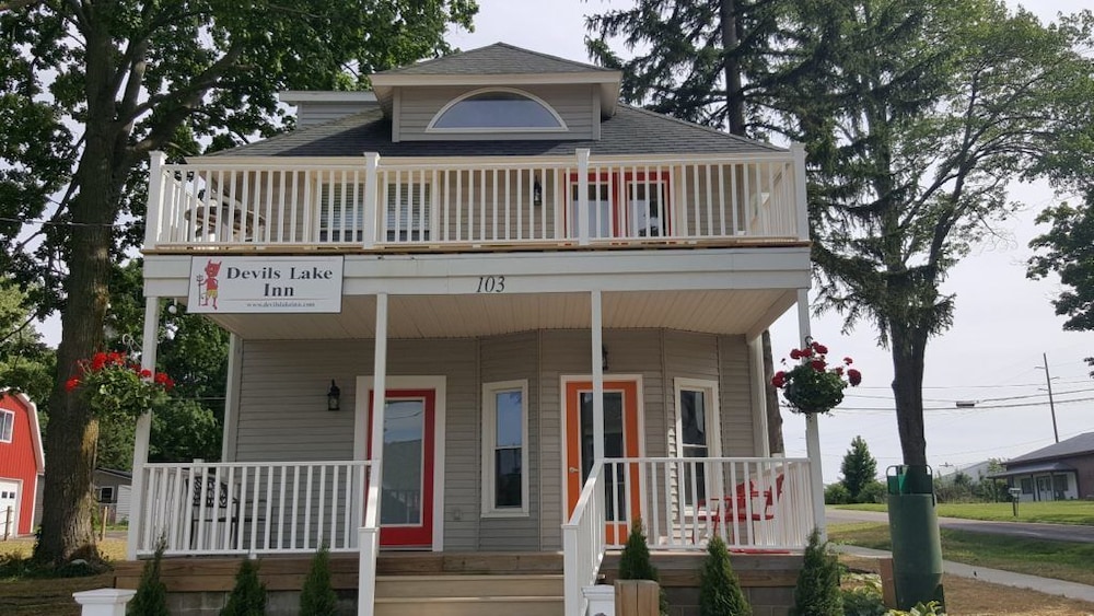 Devils Lake Inn - carbon neutral hotel in Manitou Beach-Devils Lake