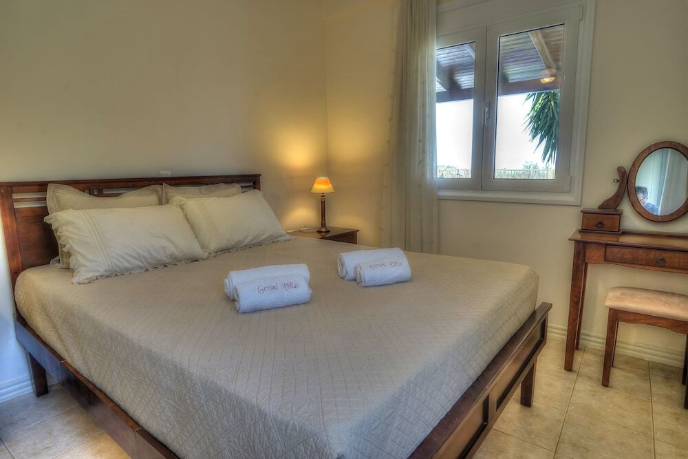 Villa Staras With Private Heated Pool & Jacuzzi — 4-Star Luxury Hotel in Gerani, Greece