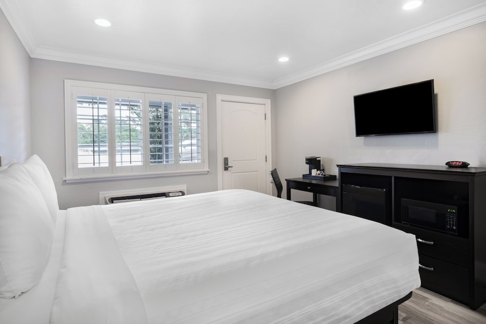 Aura Inn Monterey - photo 71