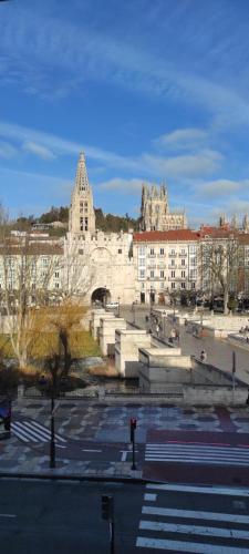 Burgos Contempla Centro Historico Frente Al Arco — Burgos