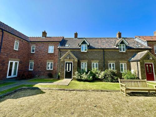 Greenwich Cottage Part of the The Bay Filey Holiday Village with pool gym and direct beach access pub restaurant tennis and meadows walks — 4-Star Luxury Hotel in Scarborough, United Kingdom
