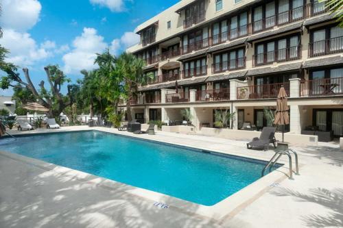 Wonderful 1 bed condo 2min walk to beach & more — 4-Star Luxury Hotel in Bridgetown, Barbados