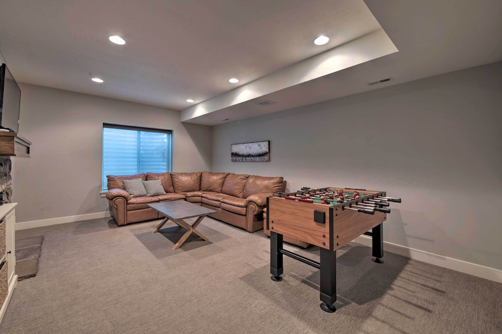 Modern Huntsville Resort Retreat with Deck And Hot Tub - photo 23