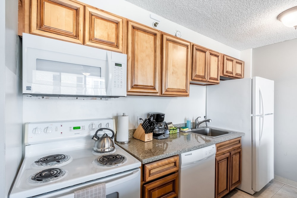 Waikiki Banyan High Level Condo with Private Lanai by Koko Resort Vacation Rentals - photo 41