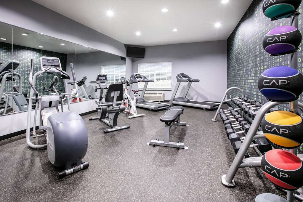 La Quinta Inn & Suites by Wyndham DFW Airport West Euless - photo 17