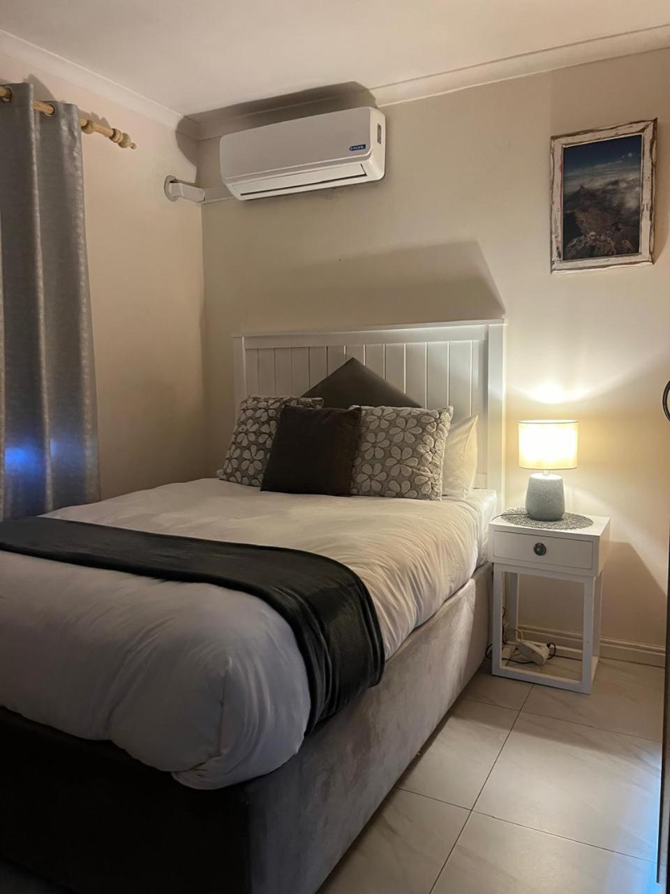 Serena Inn Room 3 - last minute hotel in Cape Town
