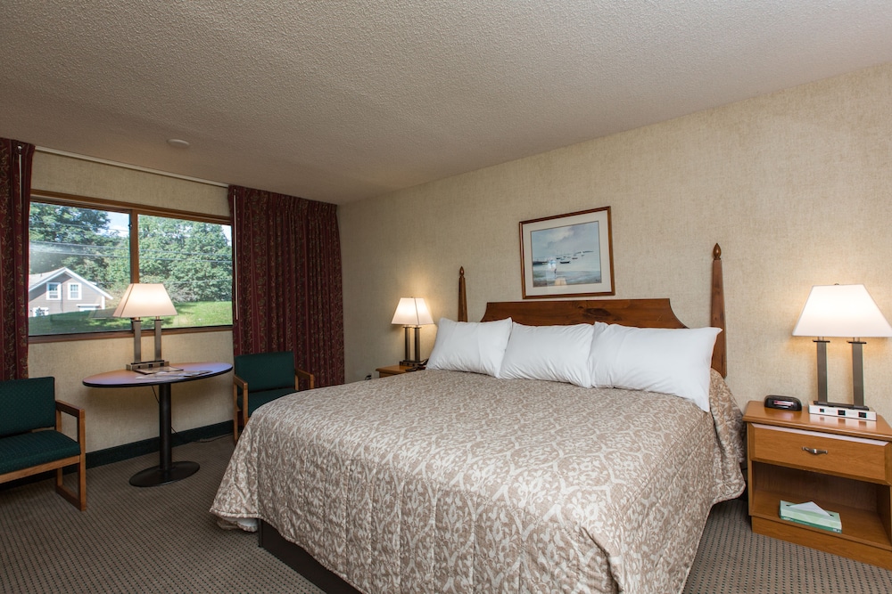 Commodores Inn - photo 20