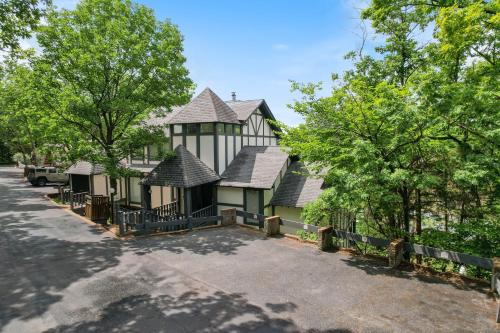 5BR Lakefront Sleeps 22 Deck Dock & Hot Tub — 4-Star Luxury Hotel in Osage Beach, United States