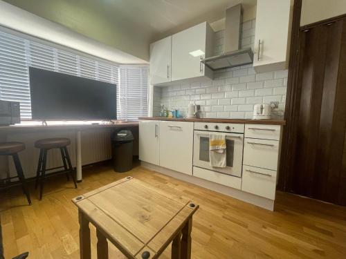 2 Bed Flat near Heathrow Airport & Elizabeth Line — 4-Star Luxury Hotel in Hayes, United Kingdom