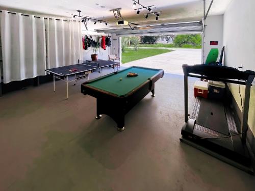 Gulf Breeze Beach House w Pool Huge Hot Tub and Sauna — 4-Star Luxury Hotel in Oriole Beach, United States