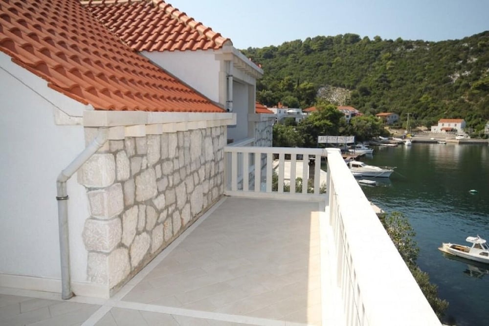 Mile 10m From The Sea A7 Il Ponte Dell Comandante — Lastovo