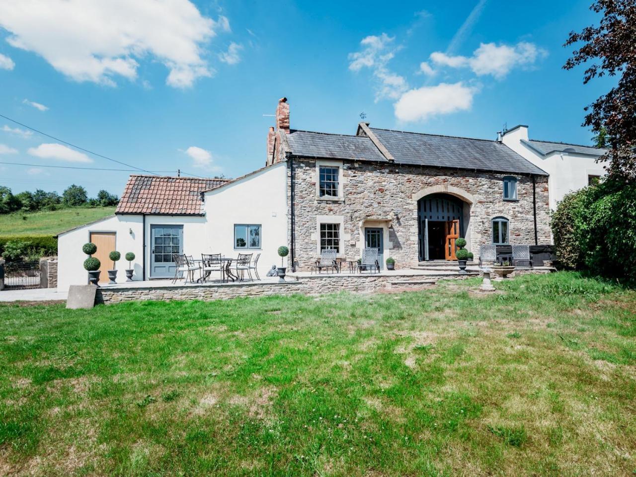 Stunning Large 4 Bed Country House with Hot Tub Pass the Keys — 4-Star Luxury Hotel in Bristol, United Kingdom