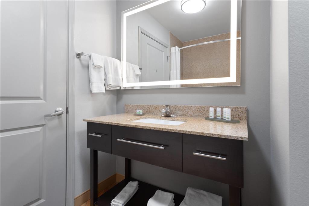 La Quinta Inn & Suites by Wyndham Columbus Edinburgh - photo 35
