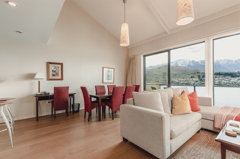 Lakeside Landing lakefront and walk to town — 4-Star Luxury Hotel in Queenstown, New Zealand