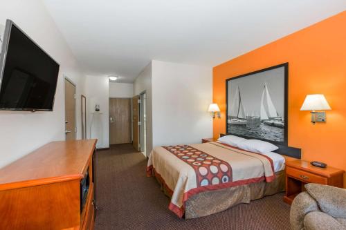 Super 8 by Wyndham Salina - photo 3