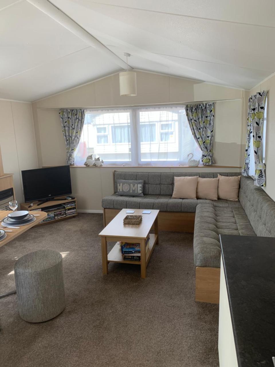 Gold Plus 6 Berth Caravan in New Beach with Parking Wifi And Decking — hotel in Dymchurch