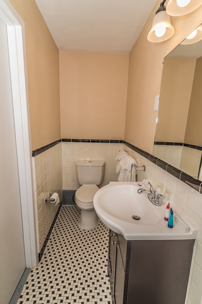 The Minuteman Inn - photo 14
