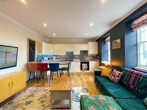 Lively & Energetic 2BR on The Royal Mile — 4-Star Luxury Hotel in Edinburgh, United Kingdom