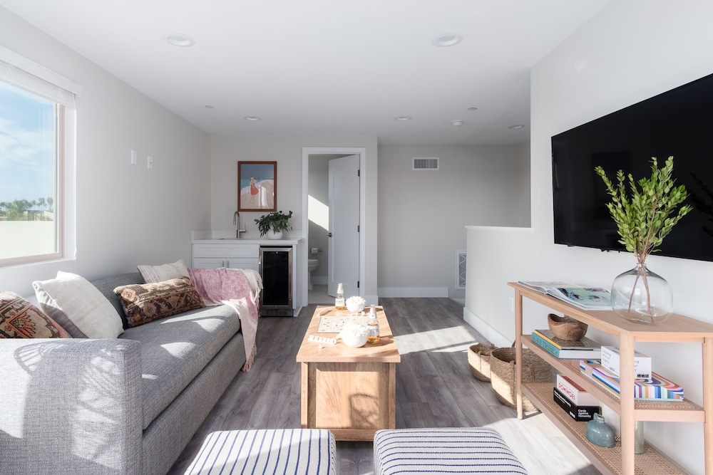 Skyline By Avantstay Modern Beach Retreat w Spacious Patio & Rooftop Views - photo 13