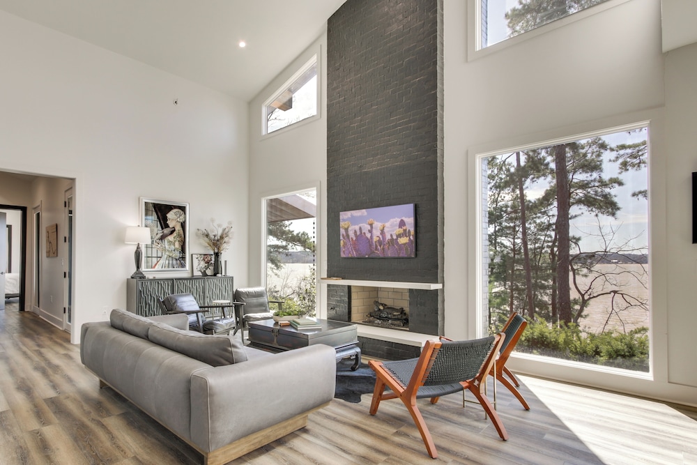 Private Dock River Views Modern Gem In Waterloo — Waterloo