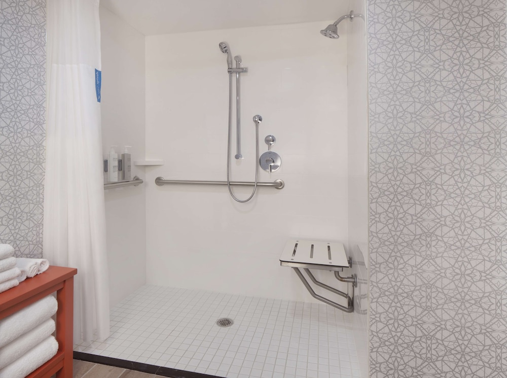 Hampton Inn Evansville - photo 18