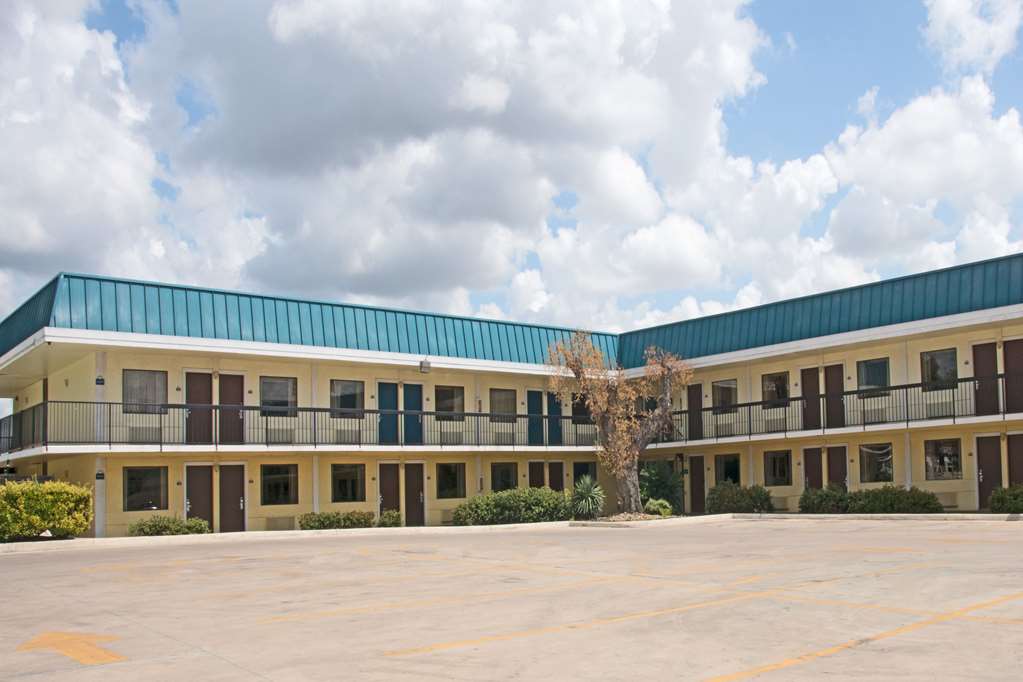 Days Inn by Wyndham Central San Antonio NW Medical Center - photo 2