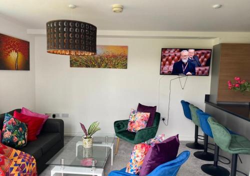 Contemporary Cosy & Homely 2 Bed Apartment with High Speed WIFI Terrace & Free Parking overlooking Stourbridge Common Park & Coldham's Brook — 4-Star Luxury Hotel in Cambridge, United Kingdom
