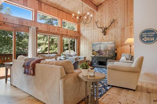 Private Hot Tub Pet Friendly 2 Living Rooms Kitchen Plus Kitchenette On Shuttle Route in Vail, United States