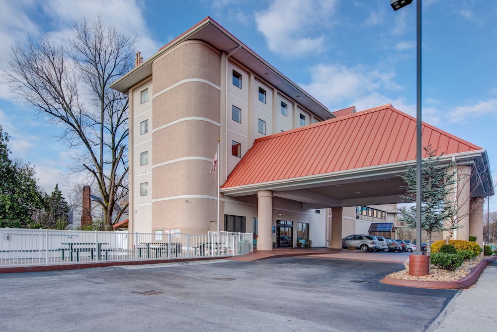 River Bend Inn - carbon neutral hotel in Pigeon Forge