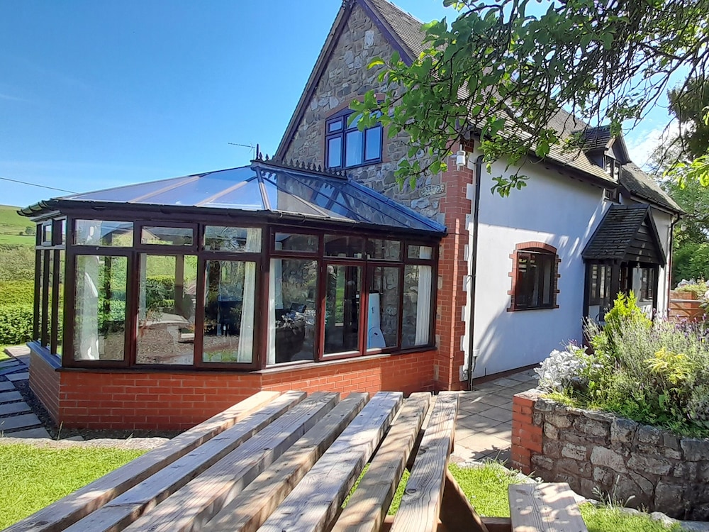 Rowan Cottage — 4-Star Luxury Hotel in Shrewsbury, United Kingdom