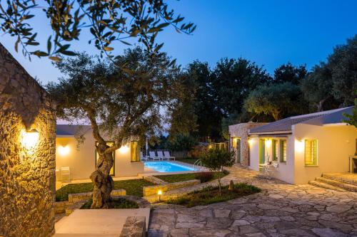 Nature Retreat Green Oasis Villa with Private Pool & Rooftop Hot Tub — 4-Star Luxury Hotel in Atsipopoulo, Greece