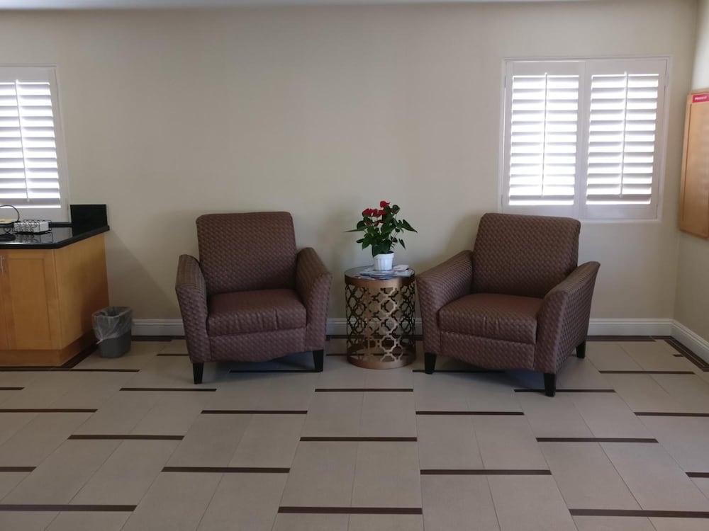 Burbank Inn and Suites - photo 17