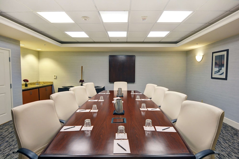 Embassy Suites by Hilton Valencia - photo 32