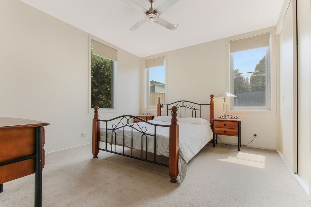 Nautilus Modern Lakeside Escape — Lakes Entrance
