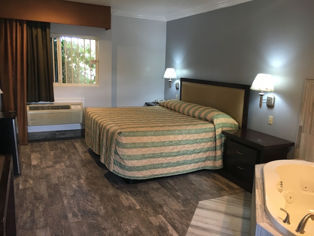 Bellflower Travel Inn - photo 20