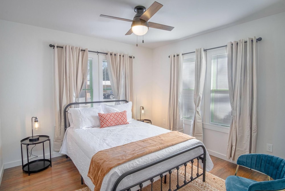 Dazzling 3 BR2 BA Home Near Downtown Tower Americas - photo 12