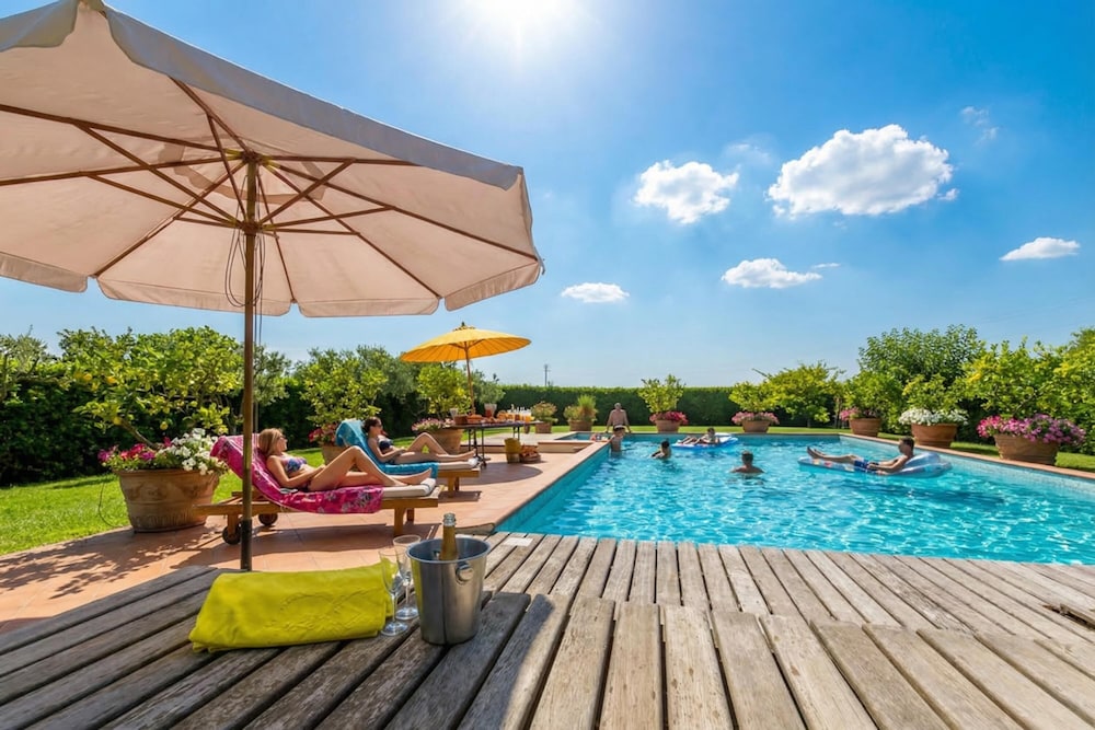 Villa Pallina With Pool — 4-Star Luxury Hotel in Massarosa, Italy