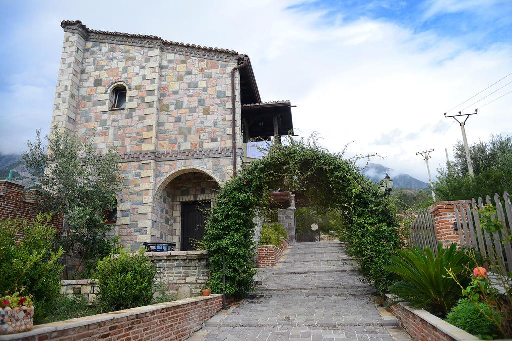 Hotel Sarajet e Pashait 1 in Himare, Albania