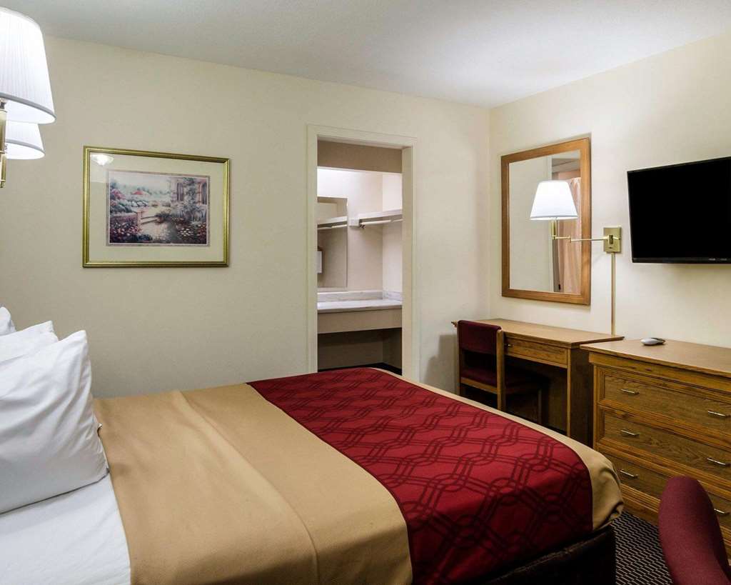 Econo Lodge Lawrence near University - photo 12