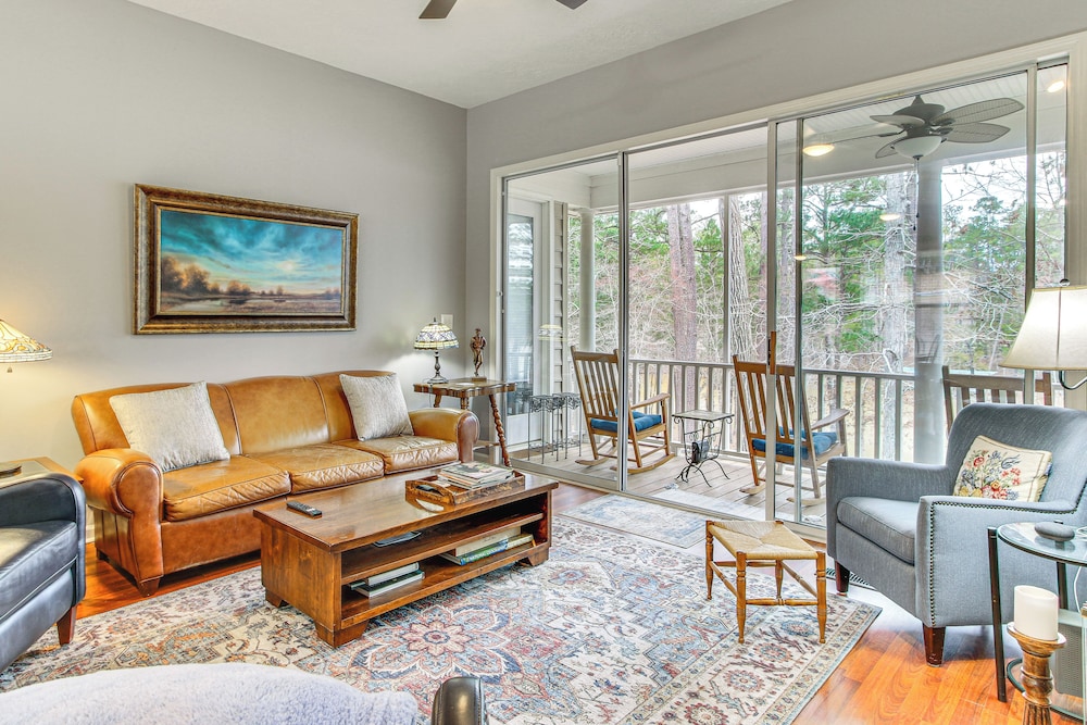 Scenic Water Views: Lakefront Home in Mccormick — 4-Star Luxury Hotel in Mccormick, United States