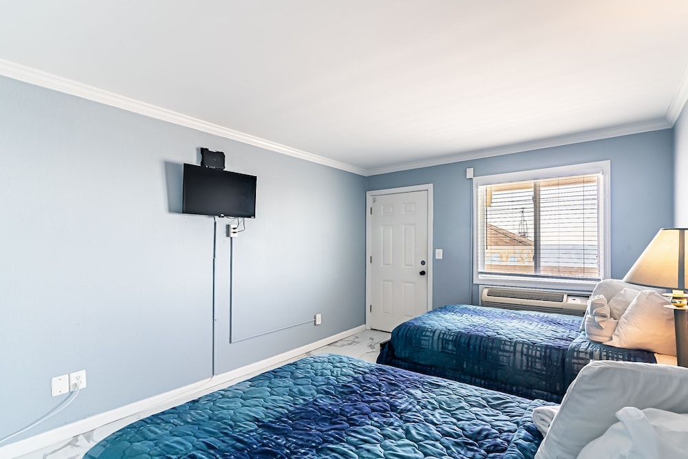 Boardwalk Hotel Charlee & Beach House Rentals - photo 23