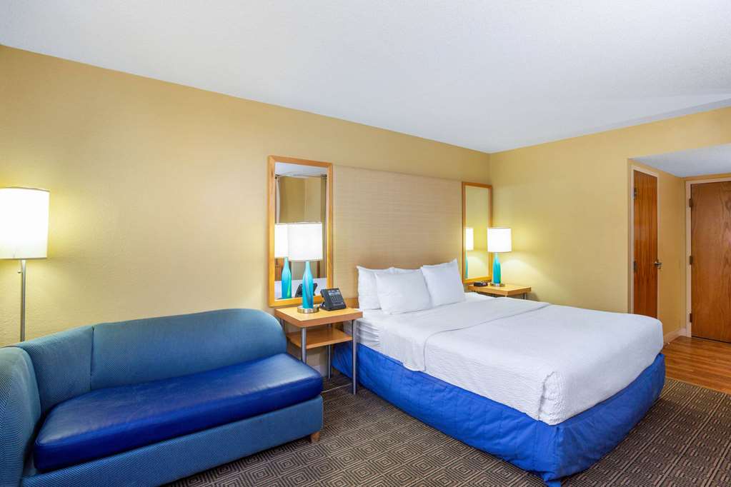 La Quinta Inn & Suites by Wyndham Sarasota Downtown - photo 26