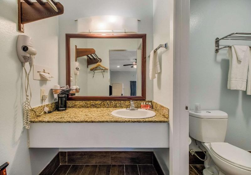 Econo Lodge Inn & Suites Fulton Rockport - photo 20