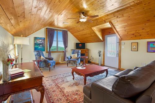 Swing On Inn Southern Comfort — hotel in Dripping Springs
