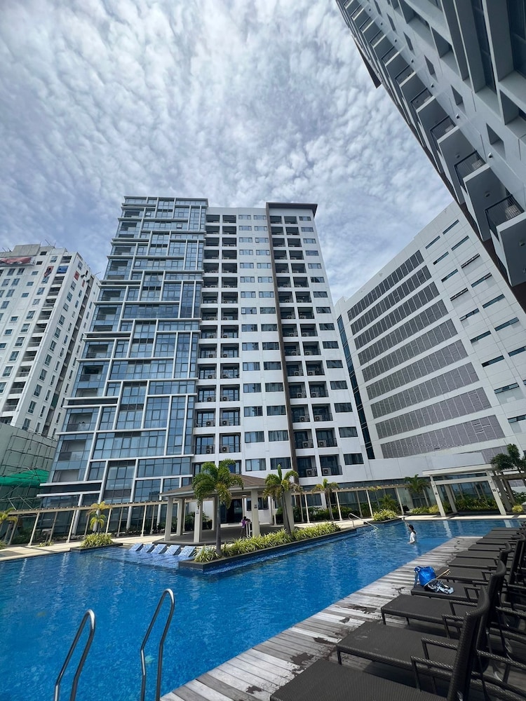 Executive 1BR One Manchester Place in Lapu-Lapu City, Philippines