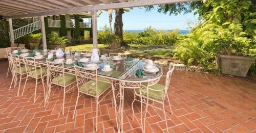 Eee in Unknown City, Barbados