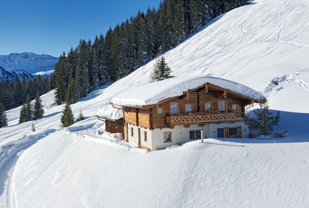 Alpine Premium Chalet Wallegg Lodge — 4-Star Luxury Hotel in Hinterglemm, Austria
