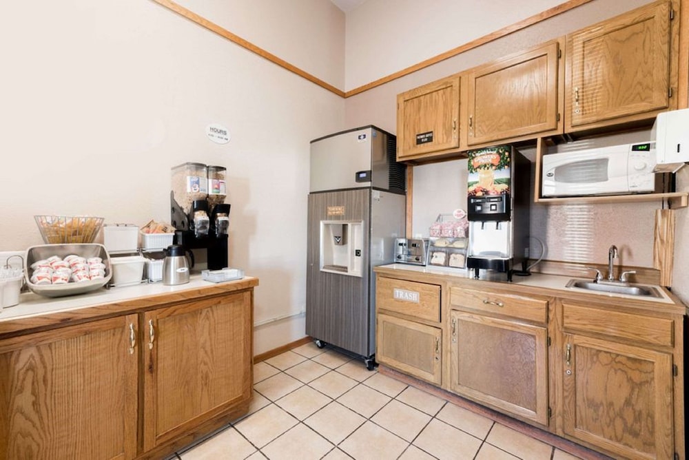 Glendive Lodge - photo 10