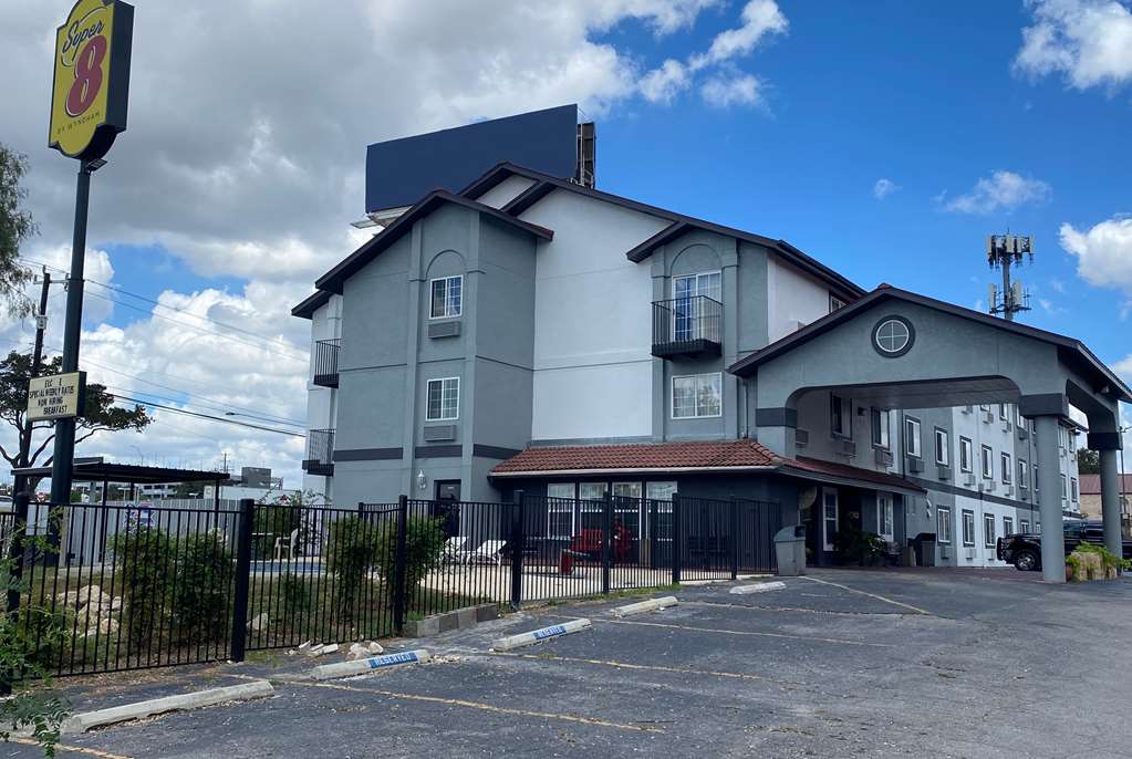 Super 8 by Wyndham San Antonio Fiesta - photo 3