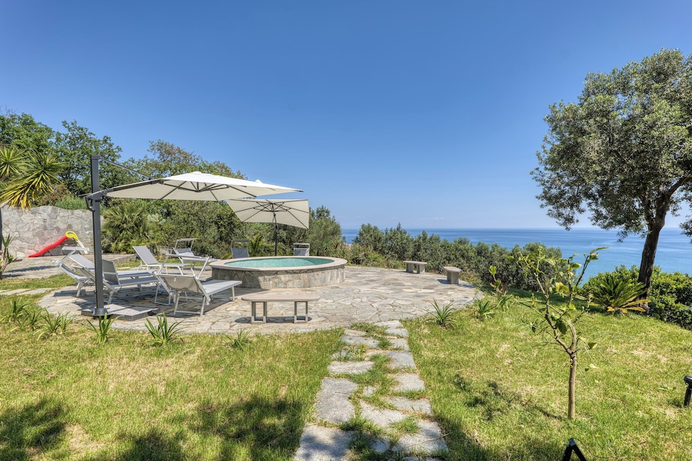 Villa Luce del Sol with Pool L — 4-Star Luxury Hotel in Alassio, Italy